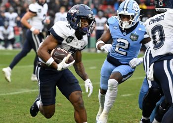 UConn rompe la maldición del ACC y vence a Carolina del Norte en el Fenway Bowl