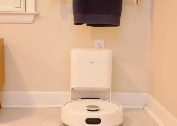 El SwitchBot S10, uno de nuestros híbridos robovac/mop favoritos, tiene un descuento de $500