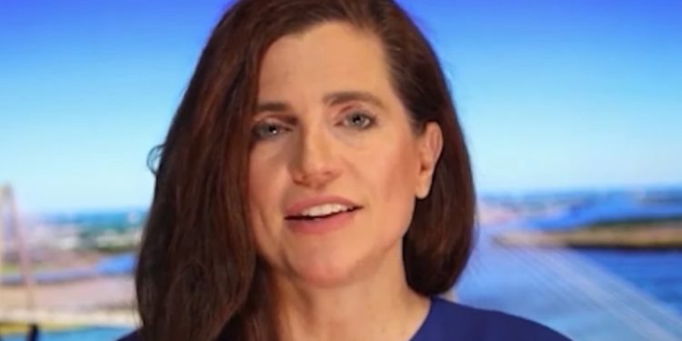 La policía del Capitolio arresta a un hombre por agredir a la representante Nancy Mace