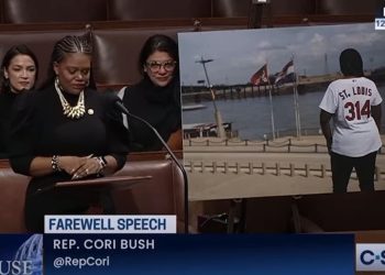 Los miembros del equipo Cori Bush y Jamaal Bowman dan discursos de despedida y nadie aparece