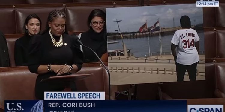 Los miembros del equipo Cori Bush y Jamaal Bowman dan discursos de despedida y nadie aparece