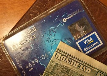 La mayoría de los estadounidenses siguen pagando sus deudas de tarjetas de crédito de la Navidad pasada