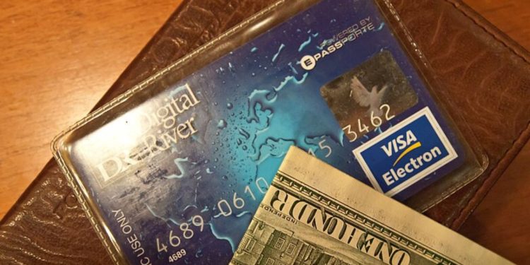 La mayoría de los estadounidenses siguen pagando sus deudas de tarjetas de crédito de la Navidad pasada