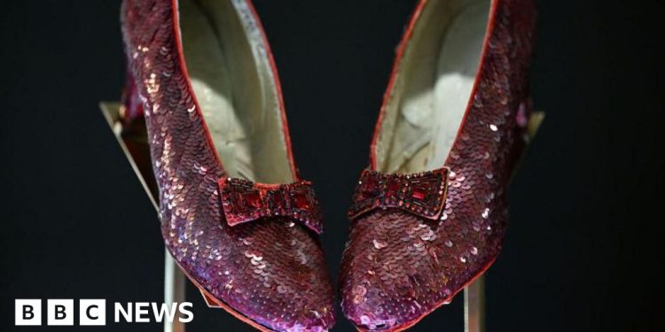 Las zapatillas de rubí que usó Dorothy en la película El Mago de Oz se venden por 28 millones de dólares