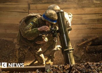 A las exhaustas tropas ucranianas en Rusia se les dice que se aferren y esperen a Trump