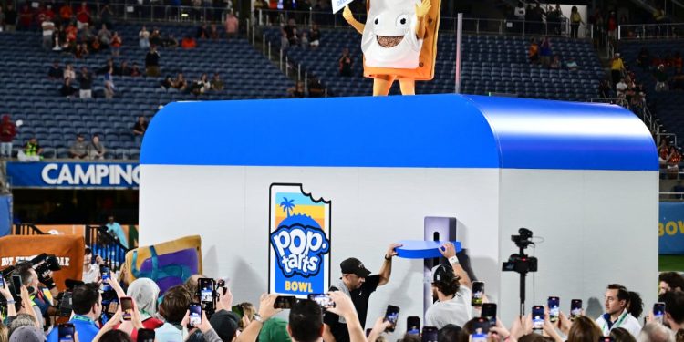El desquiciado Pop-Tarts Bowl del fútbol universitario inspiró memes, imágenes religiosas y mucho más