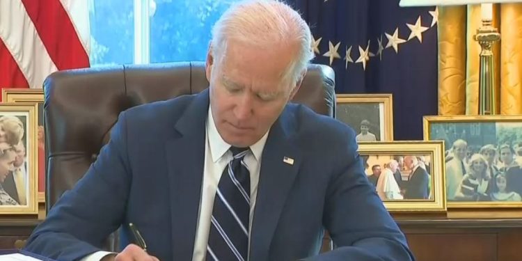 Biden anuncia límite de precios para medicamentos recetados de Medicare