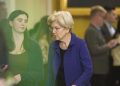 Elizabeth Warren defiende al tirador del director ejecutivo de United HealthCare