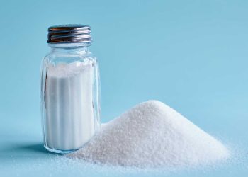 7 razones por las que deberías beber agua tibia con sal todos los días