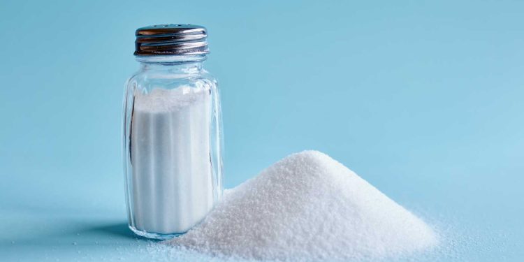 7 razones por las que deberías beber agua tibia con sal todos los días