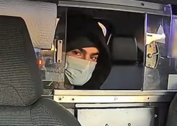 ÚLTIMA HORA: La policía de Nueva York publica nuevas fotos del presunto asesino del ejecutivo de UnitedHealthcare escapando en un taxi | El experto en puerta de enlace