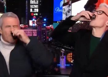 Los presentadores de CNN beben hasta 5 minutos del programa de Nochevieja; Anderson Cooper se desmaya después de tomar tragos de tequila (VIDEO) | El experto en puerta de enlace