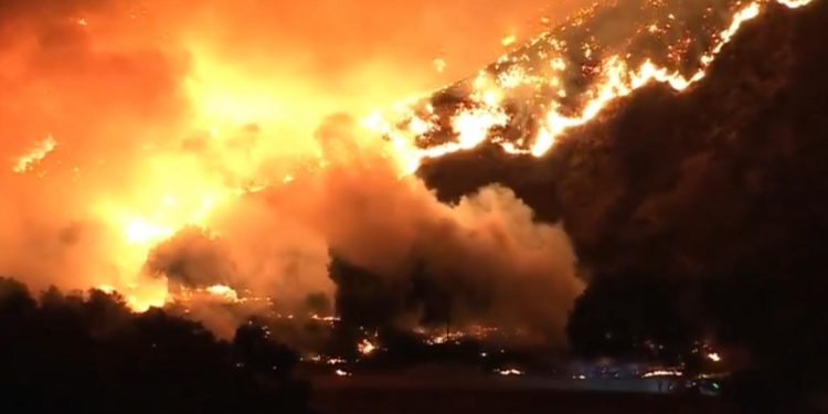 El demócrata de California propone una legislación para demandar a las compañías petroleras por incendios forestales que no tenían nada que ver con ellos | El experto de la puerta de entrada