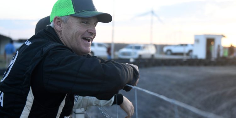 El veterano de NASCAR Kenny Wallace analiza la 'misma intensidad para apostar' de su esposa