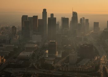 Los niveles de plomo y cloro en el aire se dispararon a medida que arrasaban los incendios forestales de Los Ángeles