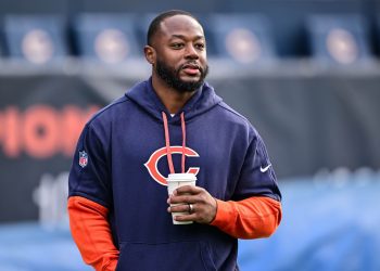 El entrenador interino de los Bears, Thomas Brown, sigue adelante
