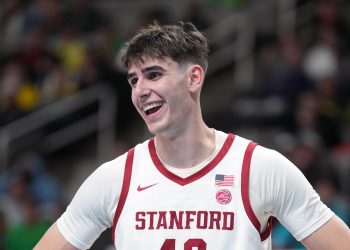 Stanford continúa su carrera como visitante de ACC contra Pitt