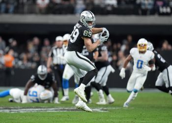 Raiders TE Brock Bowers establece marca de recepciones para novatos