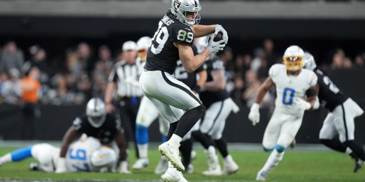 Raiders TE Brock Bowers establece marca de recepciones para novatos