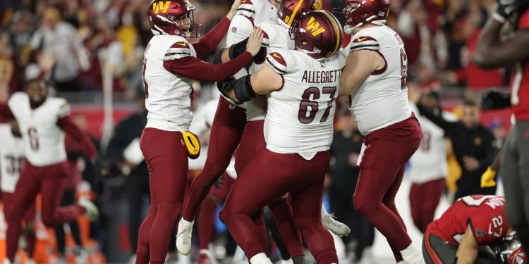 Resumen de comodines de la NFL: los comandantes vencieron a los Bucs al sonar el timbre