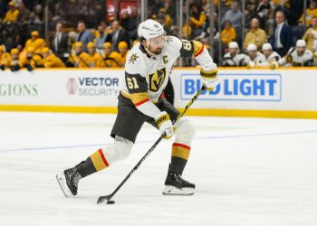Los Golden Knights en apuros intentan hacer lo correcto contra los Blues