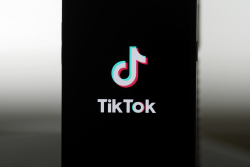 Los políticos imponen una 'venta o prohibición' a Tiktok simplemente 'porque …'