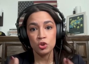 AOC se rasgó después de culpar al presidente Trump, Elon Musk por desastre del avión