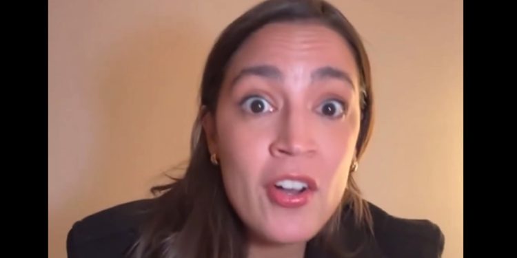 AOC lanza una perorata lunática con los ojos muy abiertos sobre el supuesto 'saludo nazi' de Elon Musk, luego la gente encontró un video de ella haciendo lo mismo