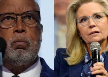 El presidente estadounidense Biden otorga medalla presidencial a la crítica de Trump, Liz Cheney | Noticias de Donald Trump