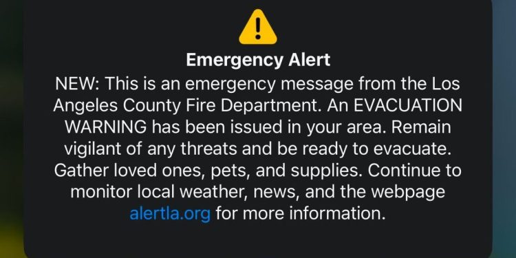 La alerta de evacuación por incendios forestales para todo Los Ángeles se envió por error