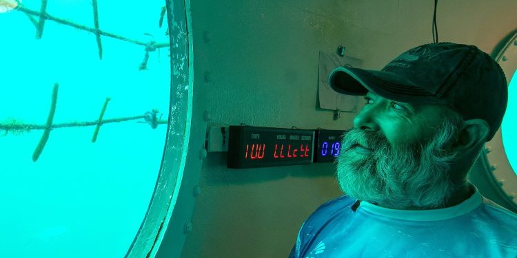 Ingeniero aeroespacial vive bajo el agua durante 120 días, estableciendo un nuevo récord mundial