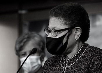 Las peticiones que exigen la renuncia de la alcaldesa de Los Ángeles, Karen Bass, por la debacle del incendio cobran fuerza