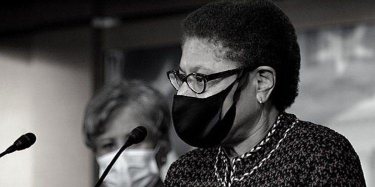 Las peticiones que exigen la renuncia de la alcaldesa de Los Ángeles, Karen Bass, por la debacle del incendio cobran fuerza