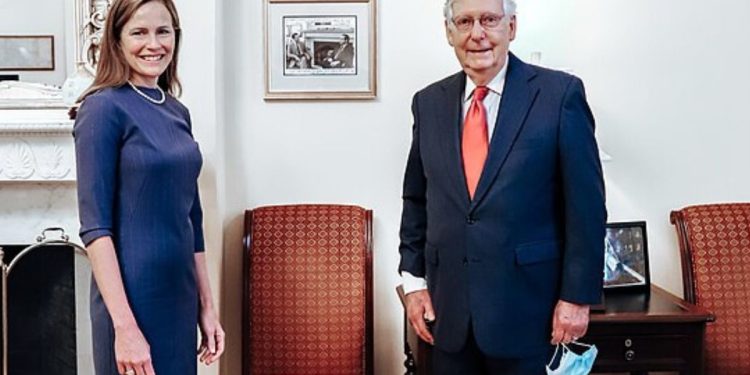 La 'conservadora' Amy Coney Barrett se pone del lado de los liberales mientras la Corte Suprema niega la solicitud de Trump de bloquear la sentencia del viernes