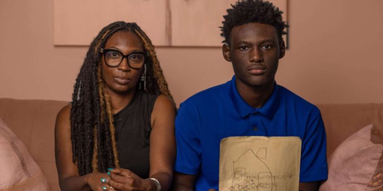 El FBI asaltó erróneamente la casa de esta familia. Ahora la Corte Suprema escuchará su caso.