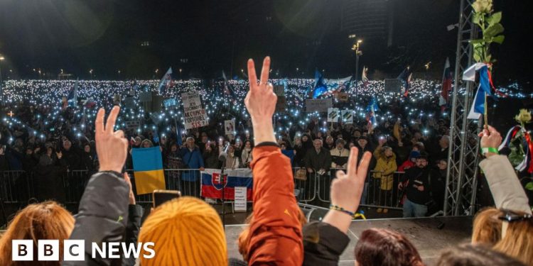Decenas de miles de personas protestan en Eslovaquia contra el primer ministro Fico