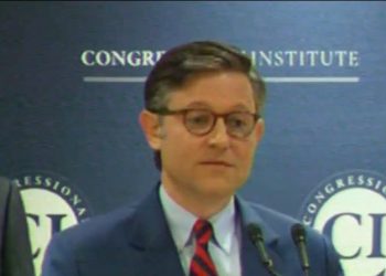 Mike Johnson se desmorona cuando el periodista llama a su hipocresía de menor costos