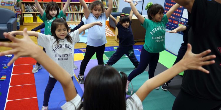 El 41 por ciento de los maestros de Chicago estuvieron ausentes crónicamente el año pasado, según un informe