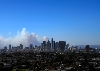 Miles de personas son evacuadas en Los Ángeles mientras los incendios forestales y los vientos extremos azotan el sur de California
