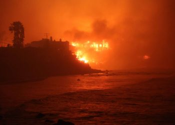 A medida que arden los incendios, las empresas privadas y el esfuerzo personal intervienen donde los funcionarios de California fracasan