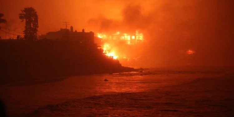 A medida que arden los incendios, las empresas privadas y el esfuerzo personal intervienen donde los funcionarios de California fracasan