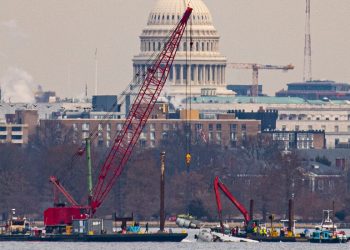 Las tripulaciones levantan los primeros restos del choque avión de DC fuera de Potomac