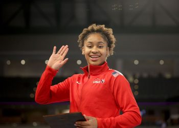 Skye Blakely rockea todos los nuevos conjuntos de Nike mientras muestra vislumbres de su personalidad en la última sesión de fotos