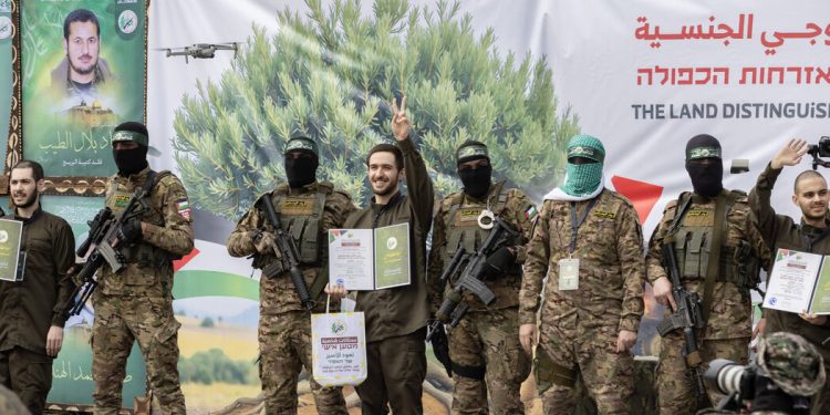 Hamas libera 6 rehenes mientras Israel retrasa la liberación de prisioneros palestinos