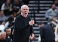Informe: Gregg Popovich le dice a Spurs que no regresará esta temporada