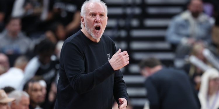 Informe: Gregg Popovich le dice a Spurs que no regresará esta temporada