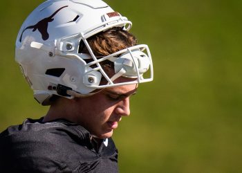 Arch Manning se burla del estilo de su tío Peyton de dar consejos a través de notas de voz