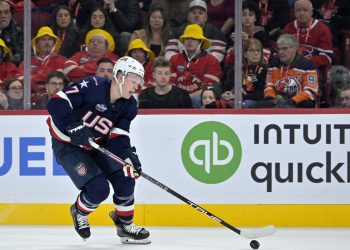 US F Brady Tkachuk deja el juego de 4 naciones con una lesión aparente