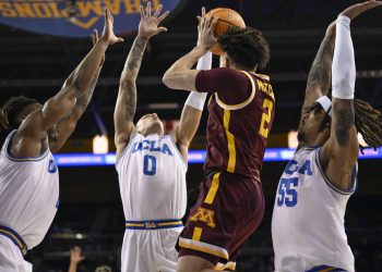 Minnesota reúne otro rally tardío, esta vez para vencer a UCLA