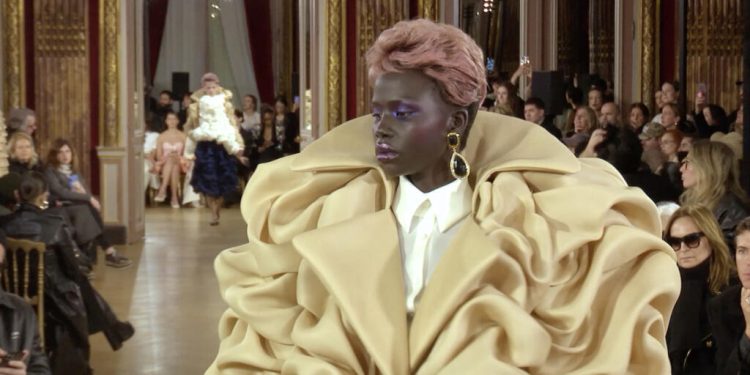 Colecciones de alta costura, verano 2025: Antídotos para tiempos tensos